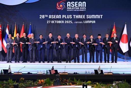 10月27日马来西亚吉隆坡的东盟10+3峰会大合照一公布,稍微琢磨琢磨