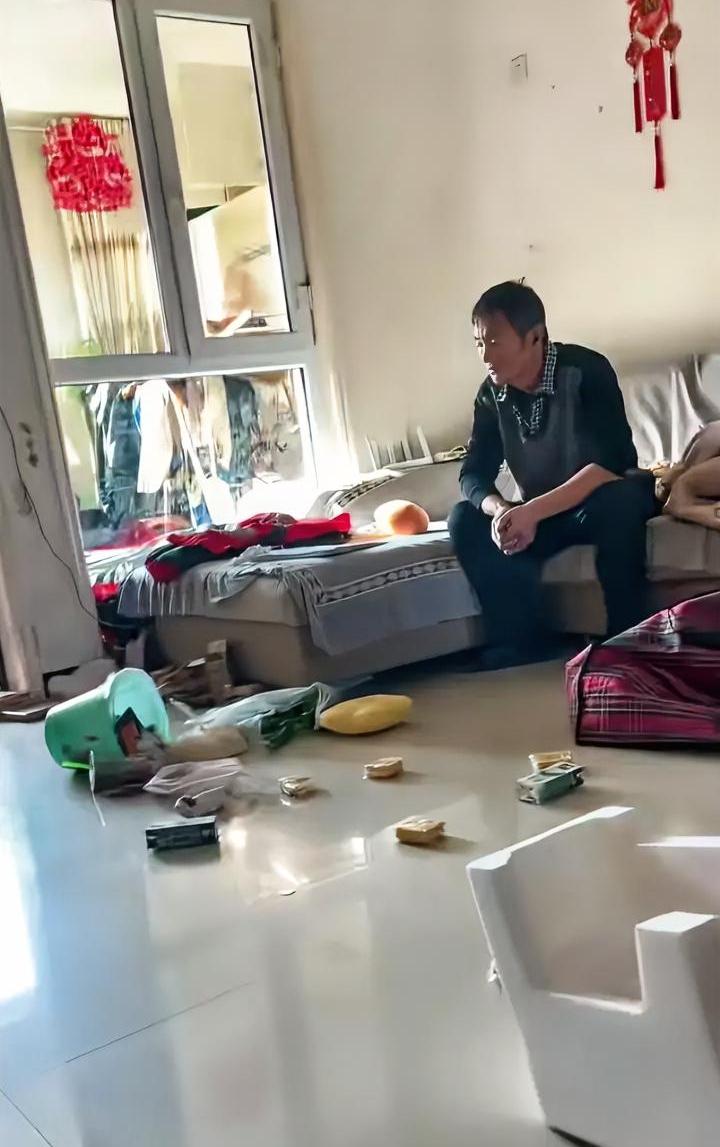 公公上门把儿子家砸个稀巴烂，一年内砸两次，就因为儿媳不生儿子？近期有位女网友发