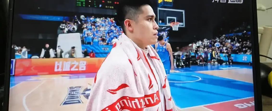 新疆队，彻底掉坑里了。刘炜手里没牌，硬撑帅位。阿布都伤后心气散，西尔扎提磨磨