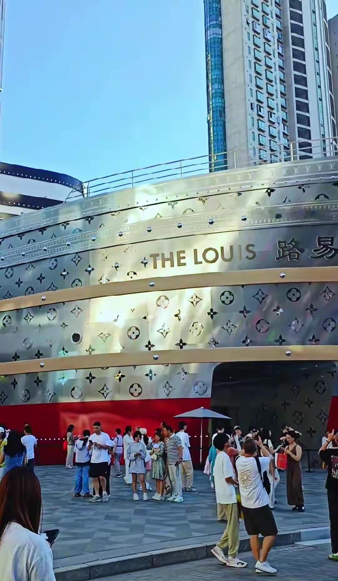 LV大秀的惨淡收场！明星集体跑路闭门硬撑，起诉的架势反而更凶了万众期待的LV上