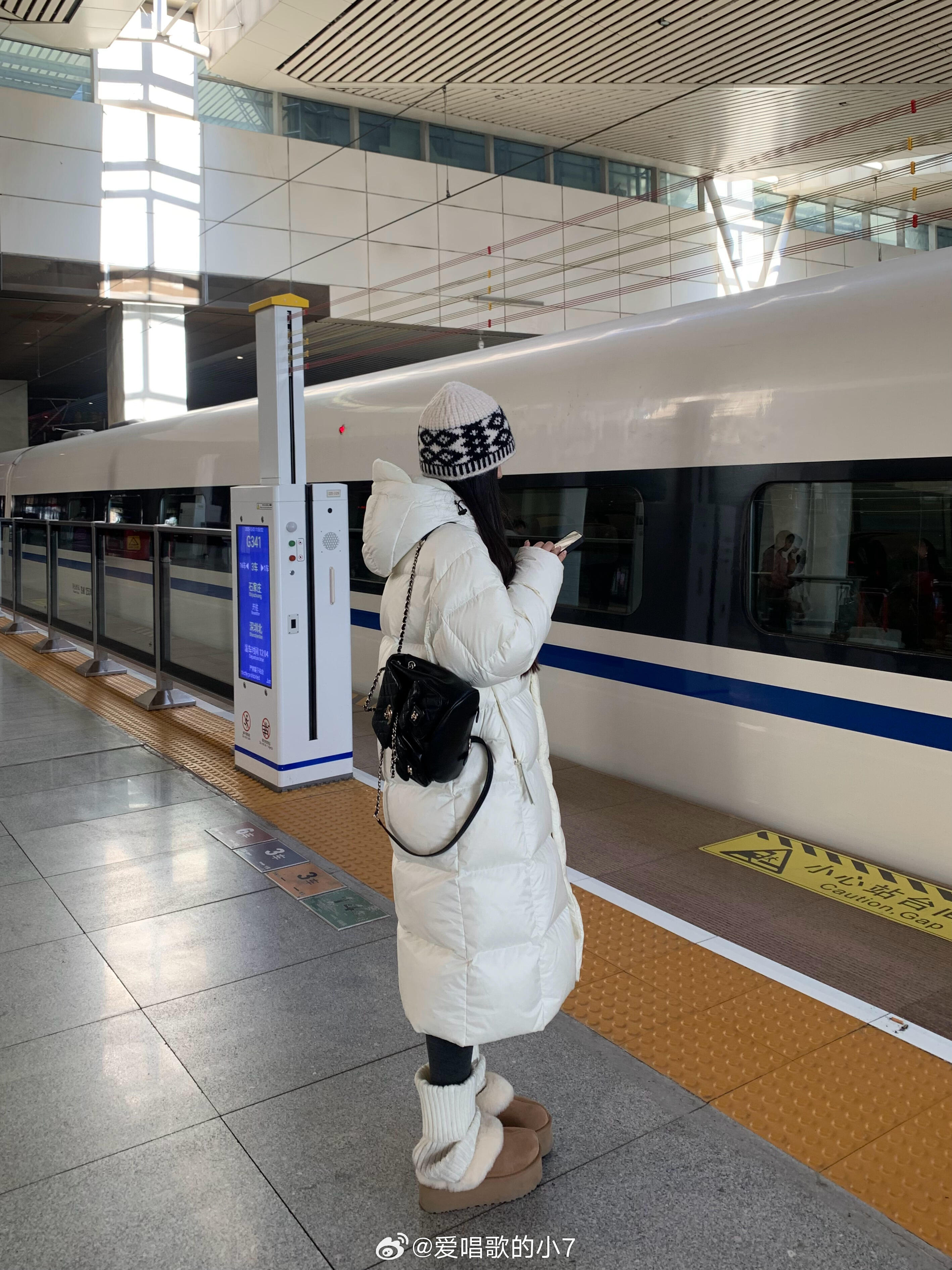 坐高铁看到的，冬天白色羽绒服才是永远滴神！！和闺蜜一起去哈尔滨旅游，她的白色罗上