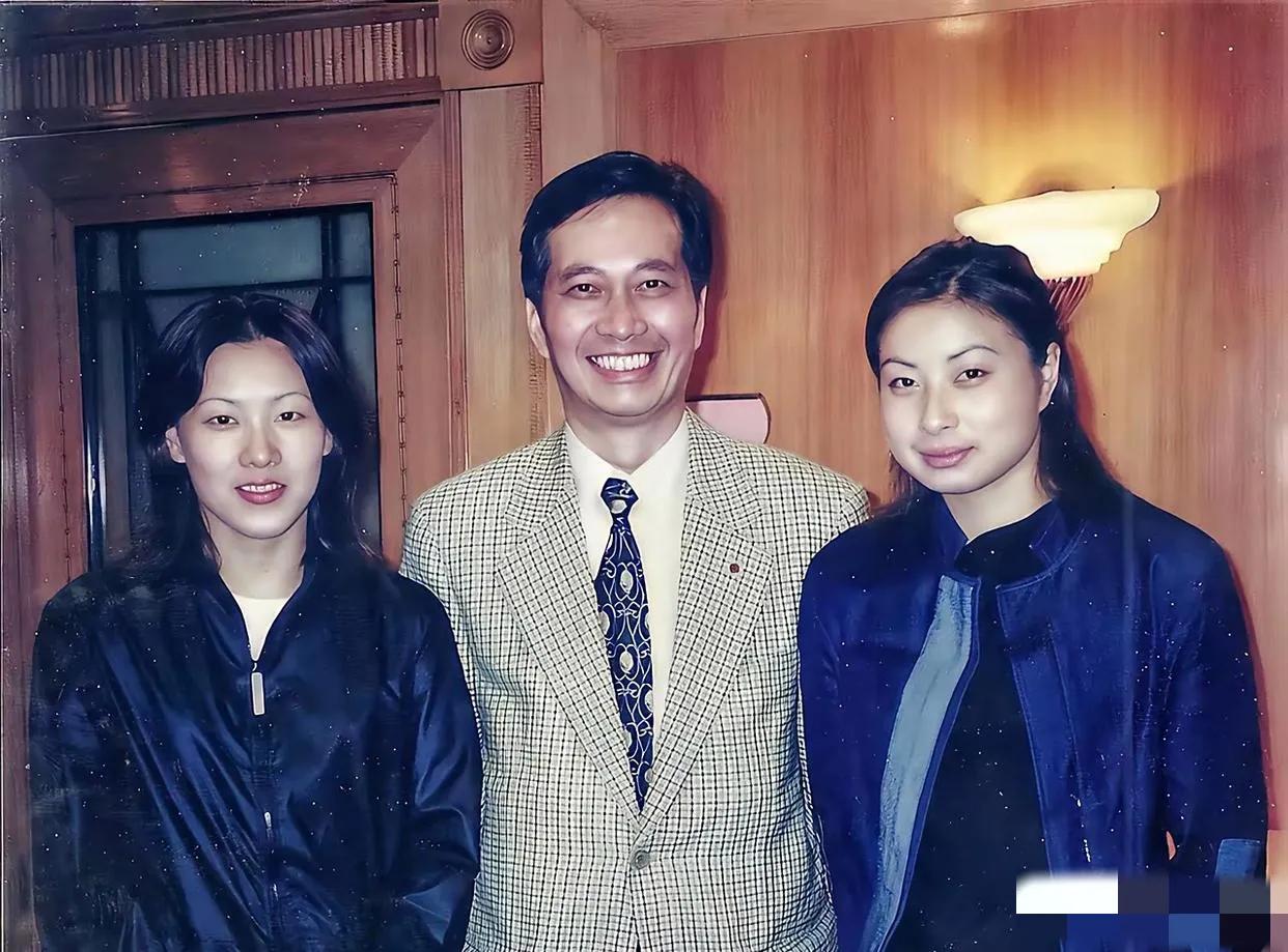 哇塞，两位跳水女皇同框：镜头中的郭晶晶细眉飞扬，目光如霖，琼鼻秀挺，但感觉面孔圆