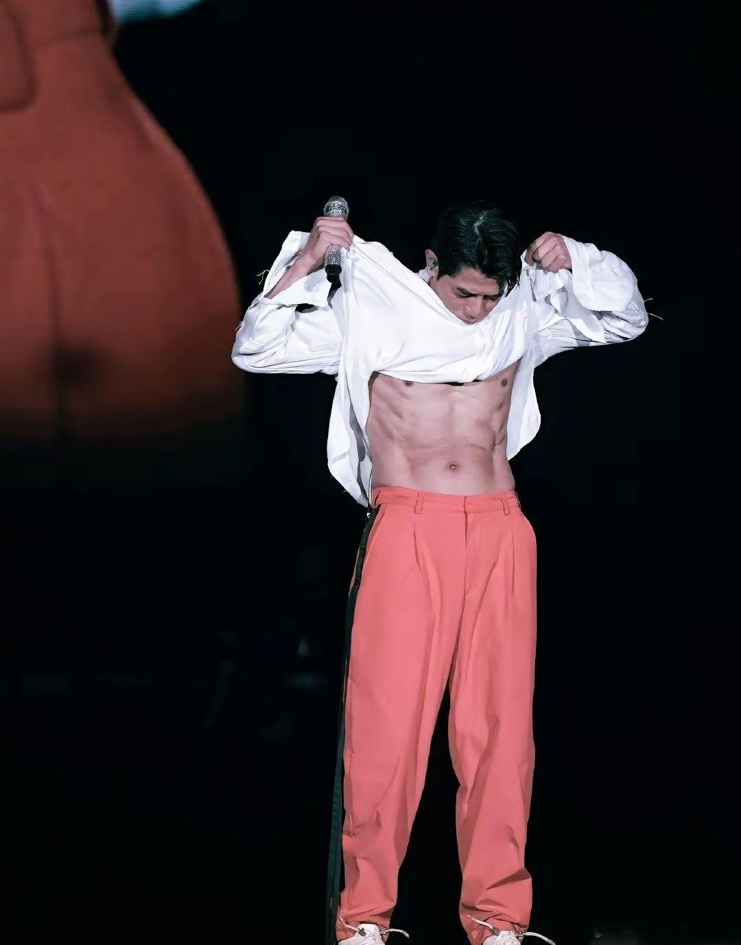 郭富城在演唱会上秀腹肌，六十岁了身材还这么棒，肌肉线条完美，自律程度真让人佩服。