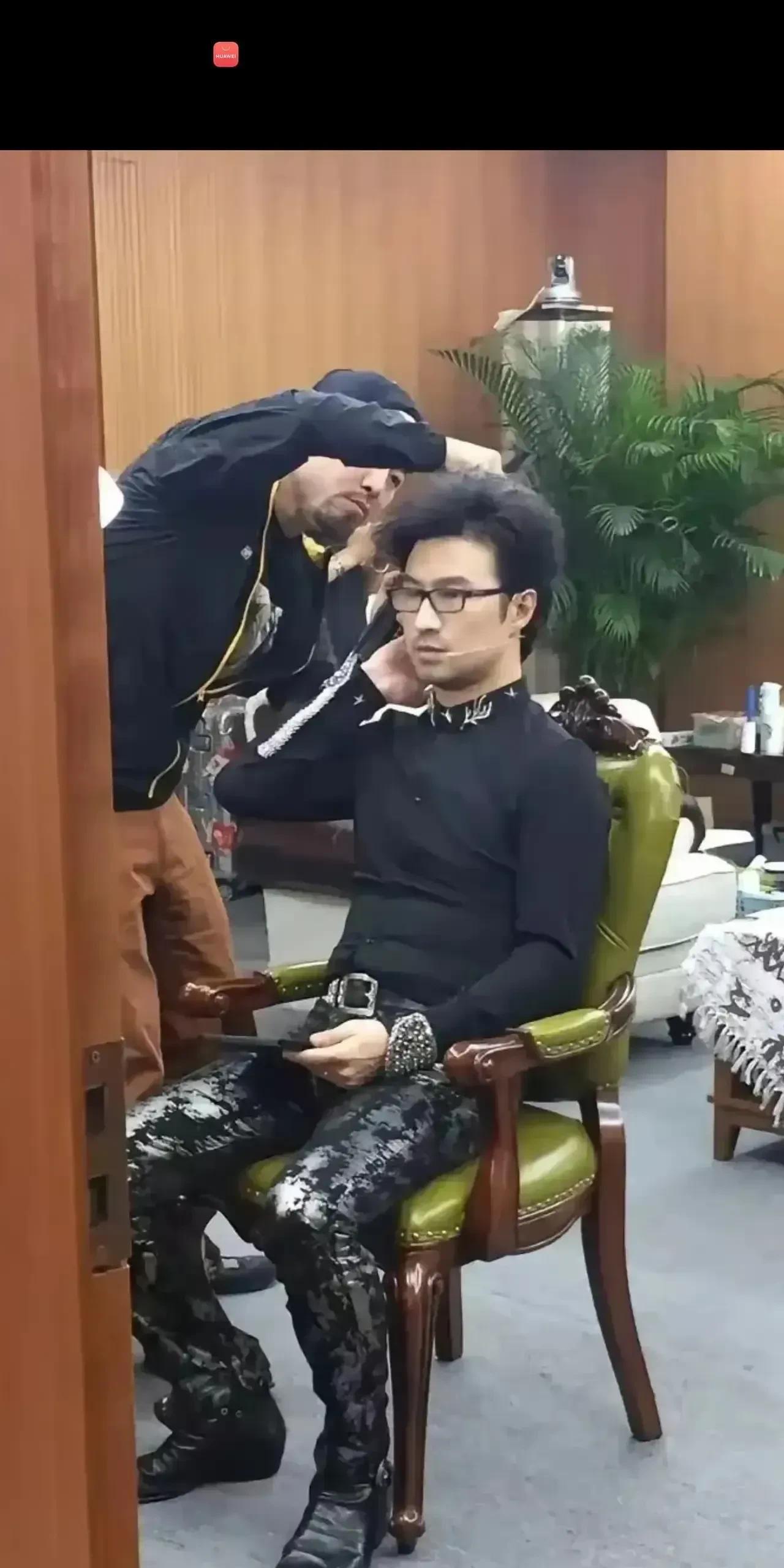 以前都说“不穿皮裤就不算摇滚”，那时玩摇滚的标配就是长发、墨镜、皮衣、皮裤，再搭