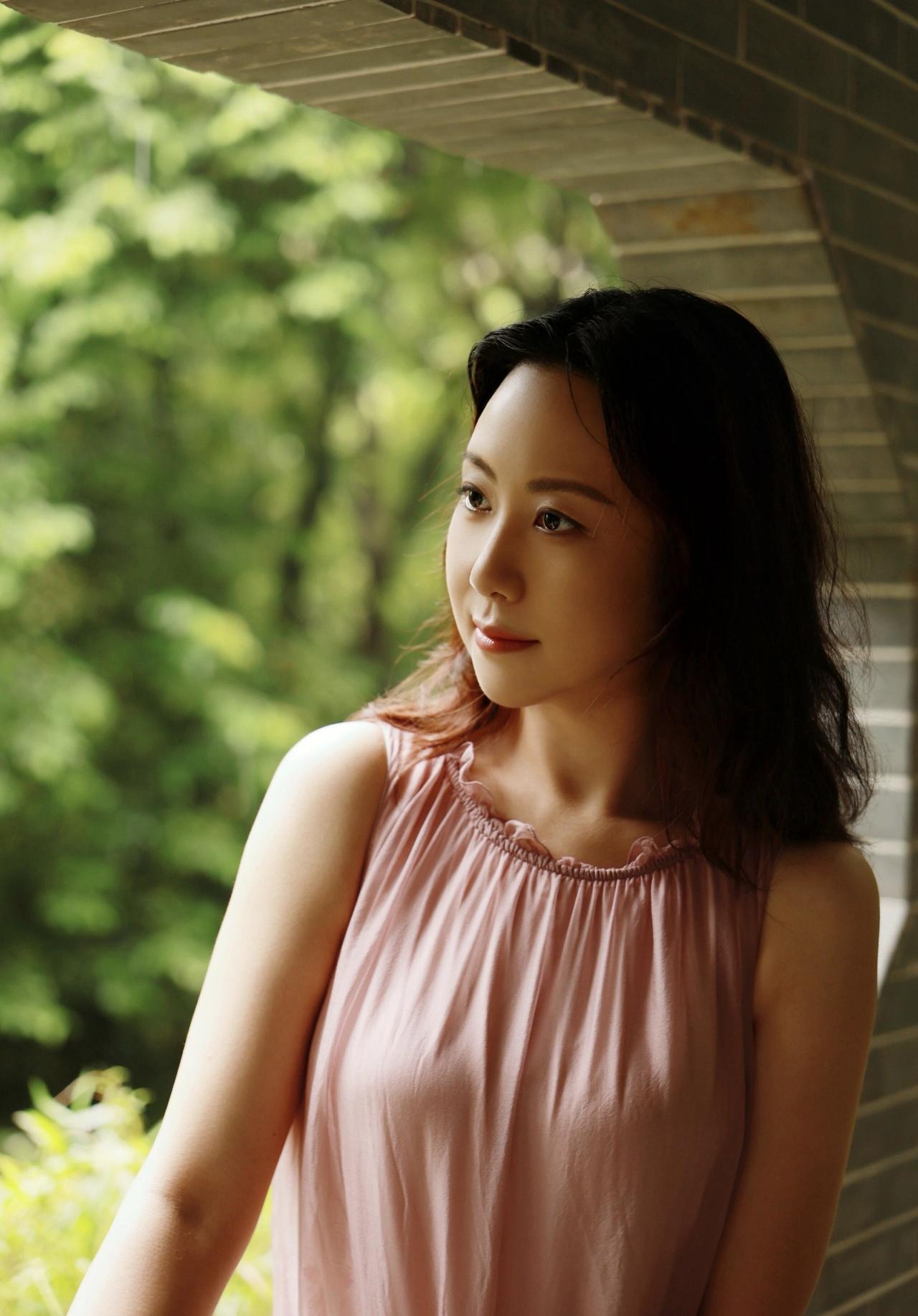 首先，需面容娇美、端庄大气；其次，要笑容迷人；再者，身材宜性感，微胖堪称绝佳。具