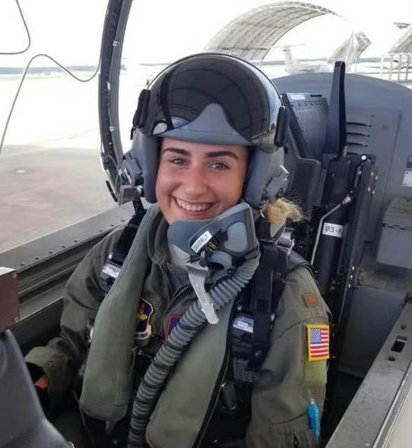 美国空军KC-135空中加油机飞行员阿丽亚娜·A·布歇中尉在伊拉克西部最近的坠