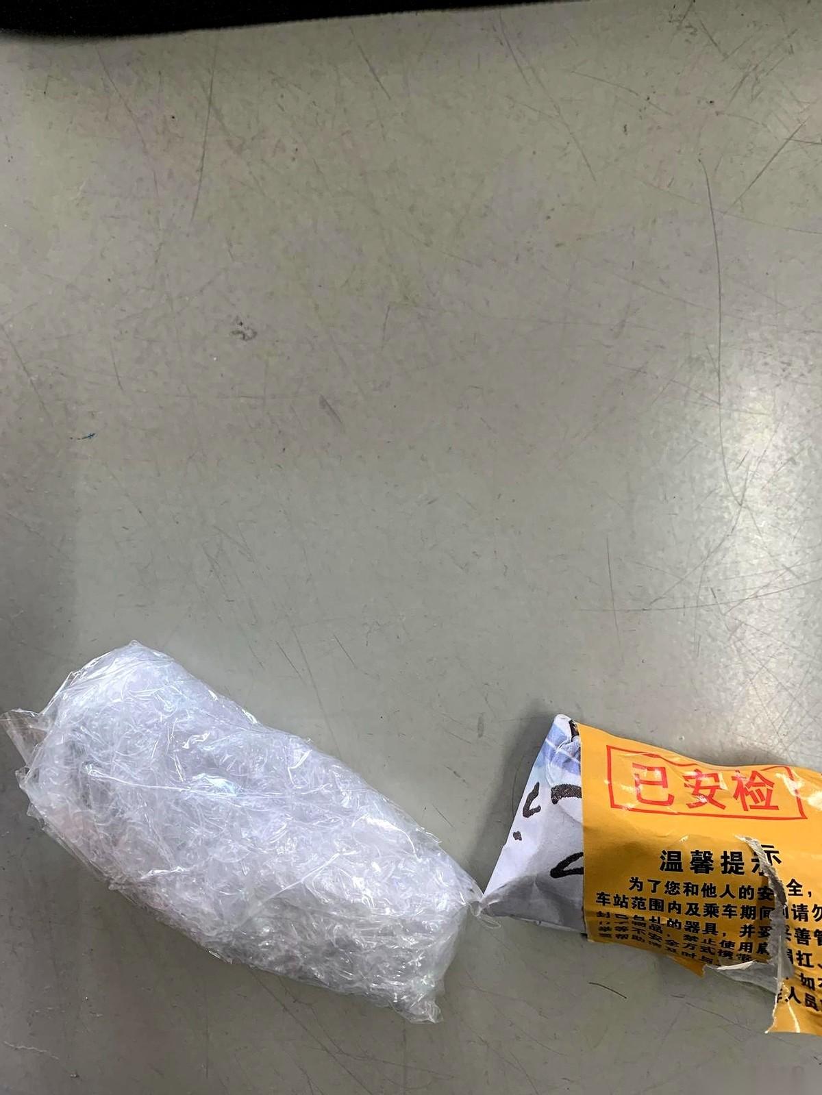 “包里有金属。”安检员指了指屏幕。我一点没慌，当着后面排队人的面，从包里掏出那