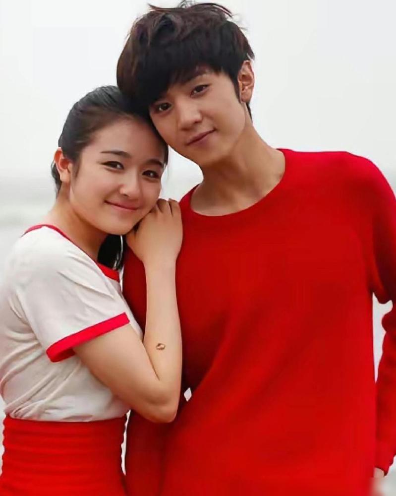 这大概就是李兰迪和陈哲远看了最想删除的一组照片了。两个人都好青涩，穿着一身红色和