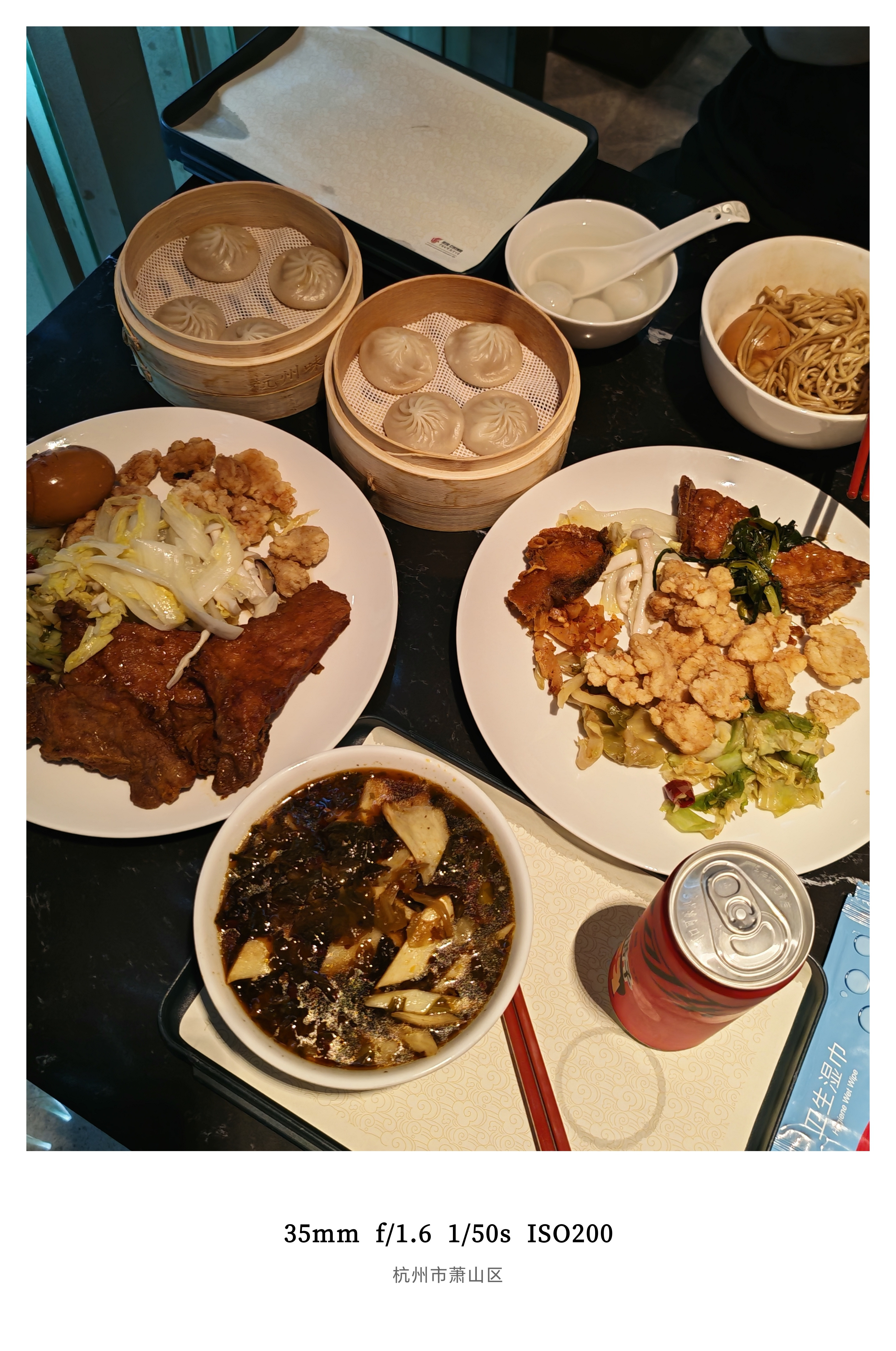 还得是国航紫宸餐食够丰富小笼包，葱油拌面，还有嘎嘎香的大排对比杭州北贵宾区就是「