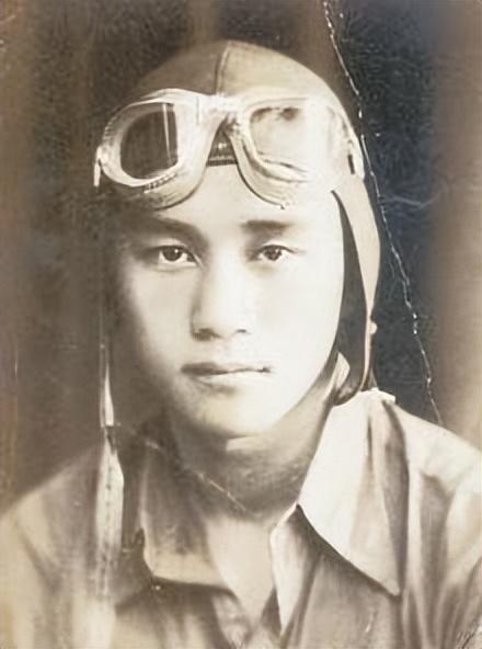 1938年5月，长江阳逻段的淤泥里发现一名飞行员，身体已经泡得肿胀，面目全非，在