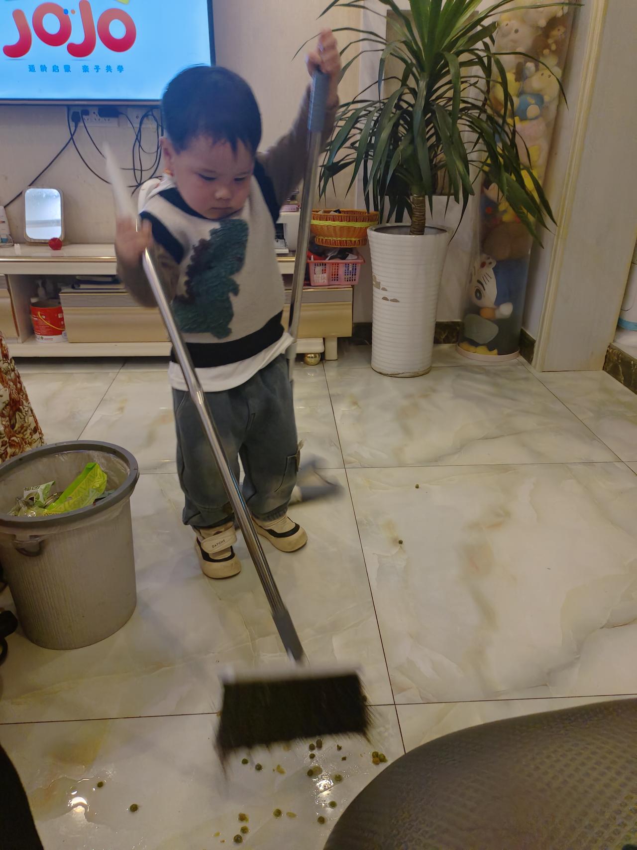 小朋友自己做家务。