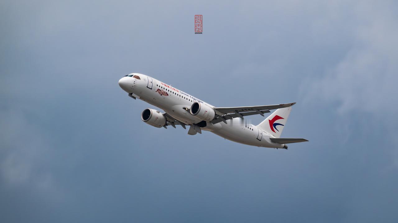 东航“闪耀中国红”涂装的国产大飞机C919飞深圳啦！5月18日首航上海至深圳首趟