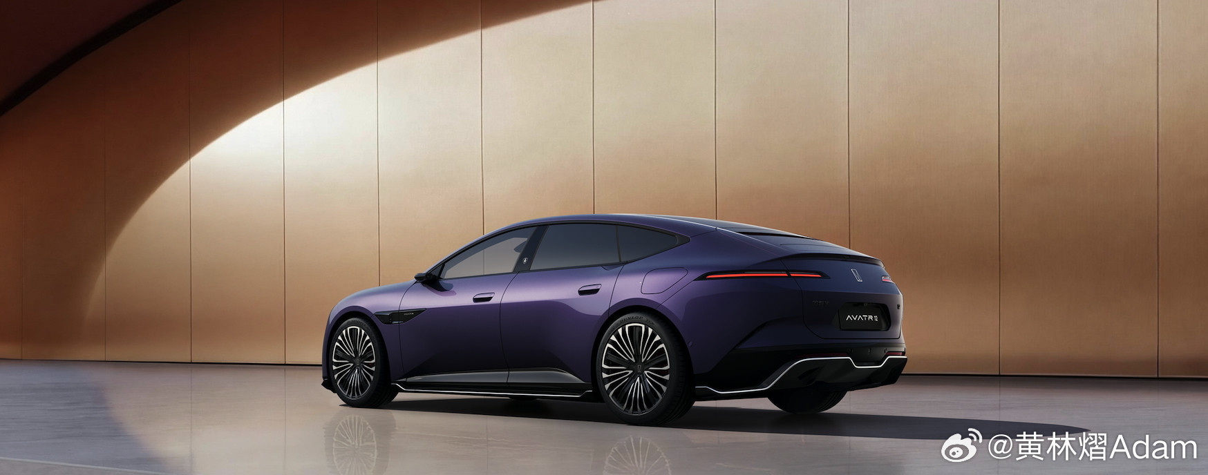 新阿维塔12在今天发售了，几个有意思的点1.后驱版采用了阿维塔独有的双电机布局