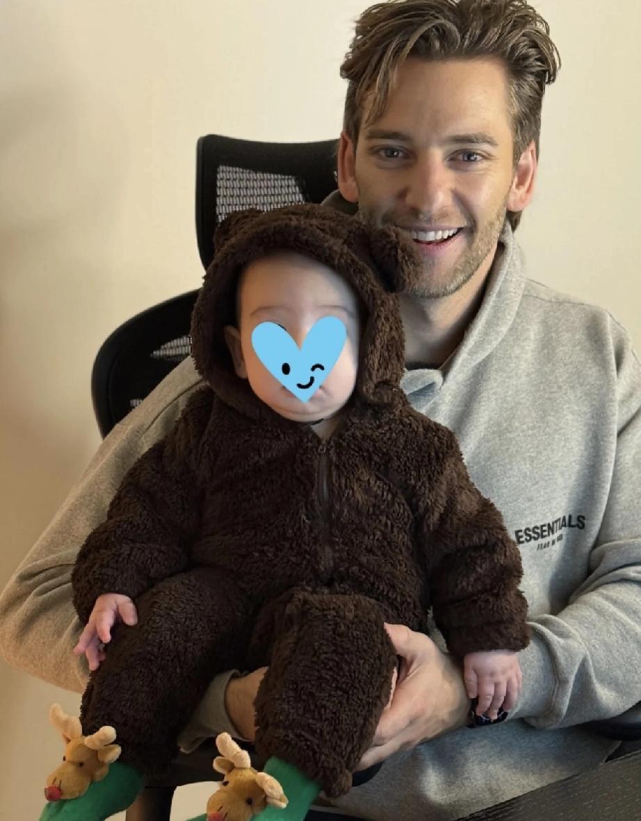 43岁未婚妈妈脸已垮，却产后首秀网球赛碾压全场。你看她晒出家庭照，法令纹深了，