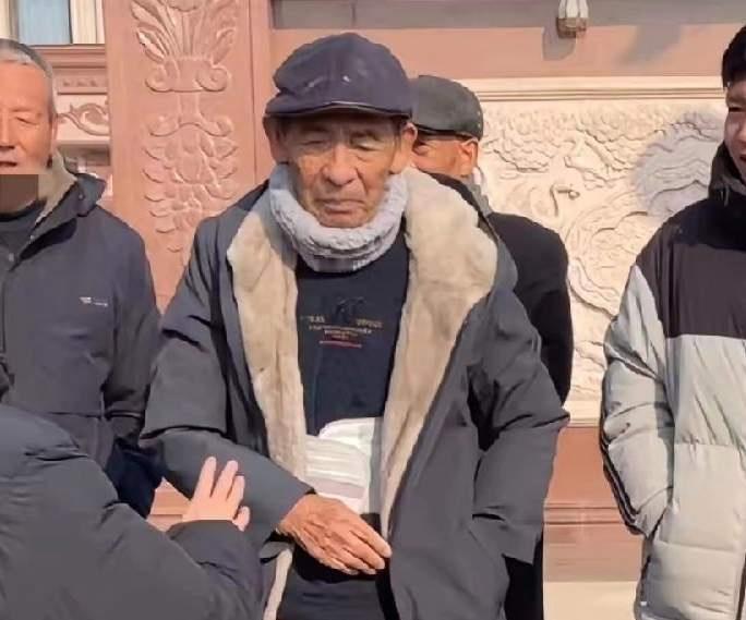 刘强东老父亲刘志强回光明村发年货了，老爷子今年80岁了，精气神十足，老爷子这一身