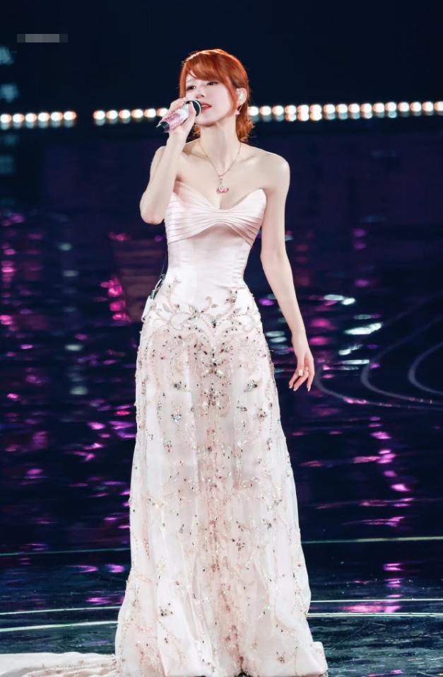 赵露思线下开了生日会！银河酷娱对赵露思还行，没有完全收回她的肖像权，她现在至少