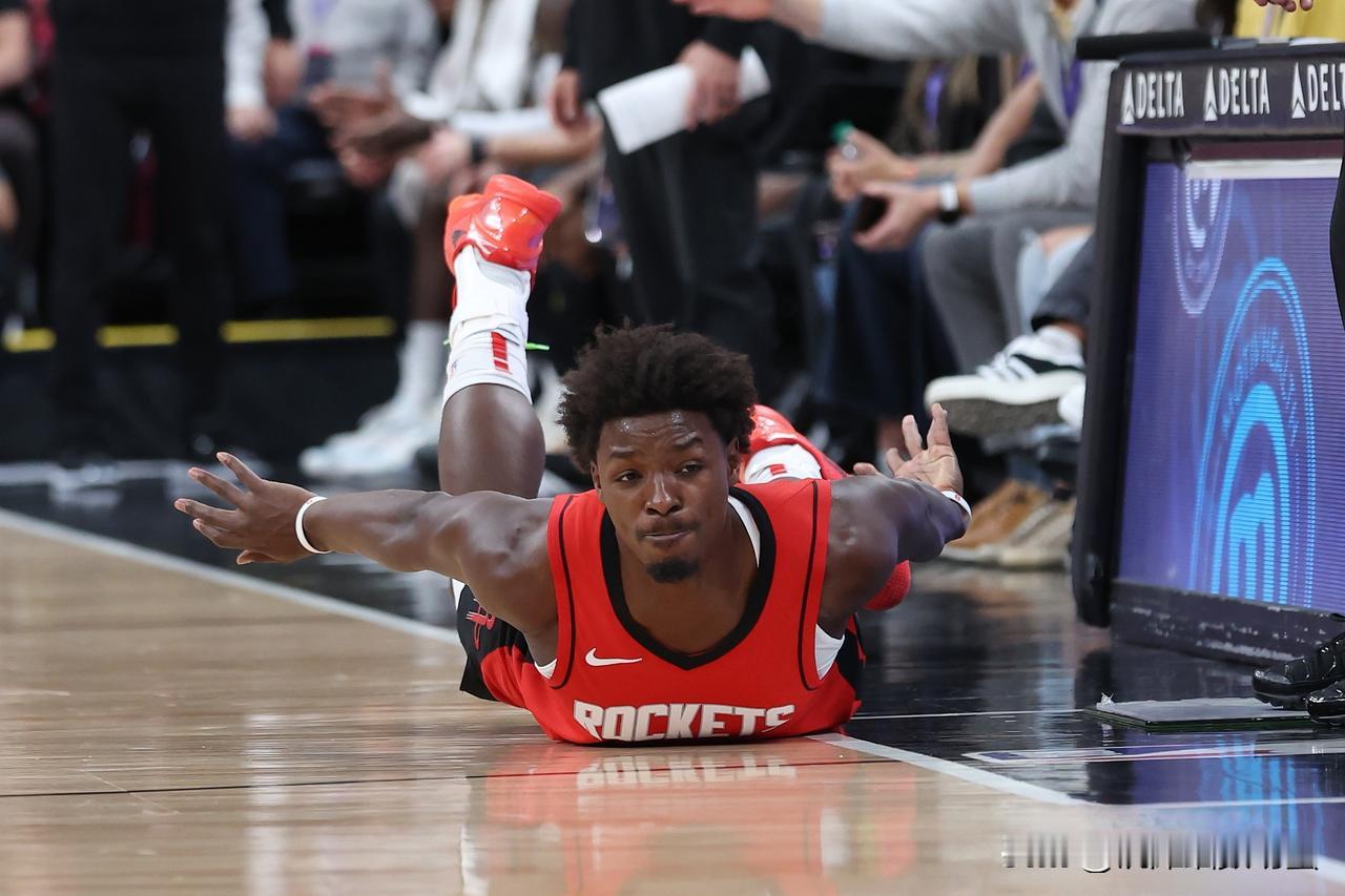 火箭大将泰特真是太悲催了，他竟然被球队下放到发展联盟了！今天火箭官方在社媒上宣布