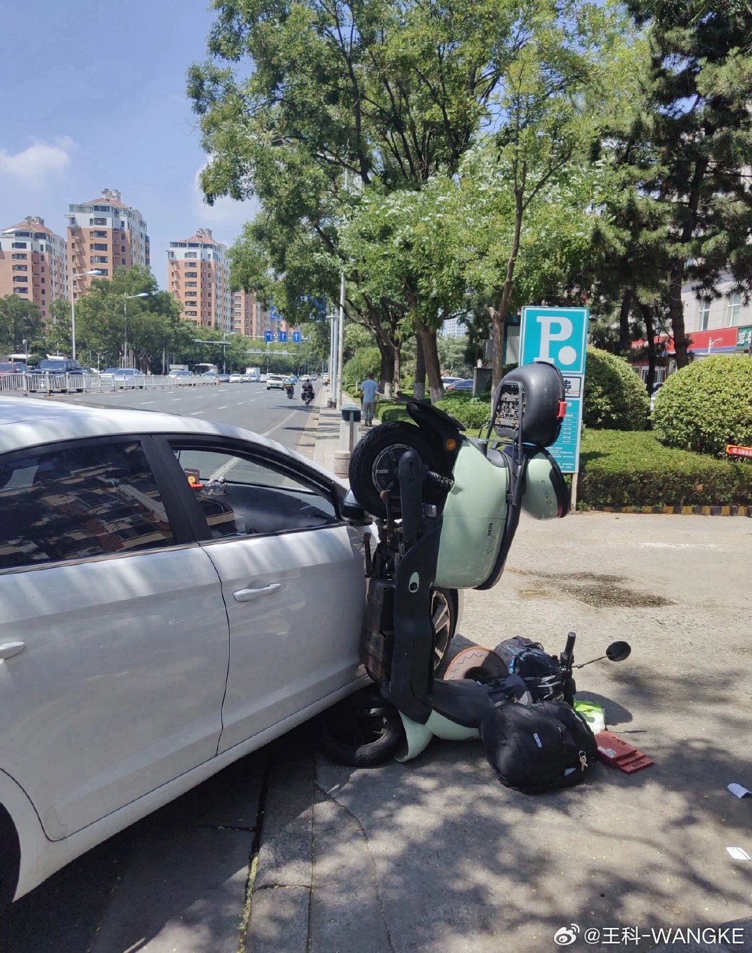 右转一定要慢行避让直行电动车！不然……​​​
