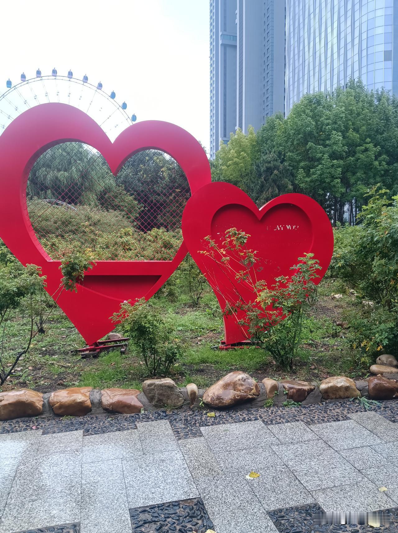 类似的情景，几年前发生过一次，忘了是哪一个城市，公交车始发站。也是一个老人，有座