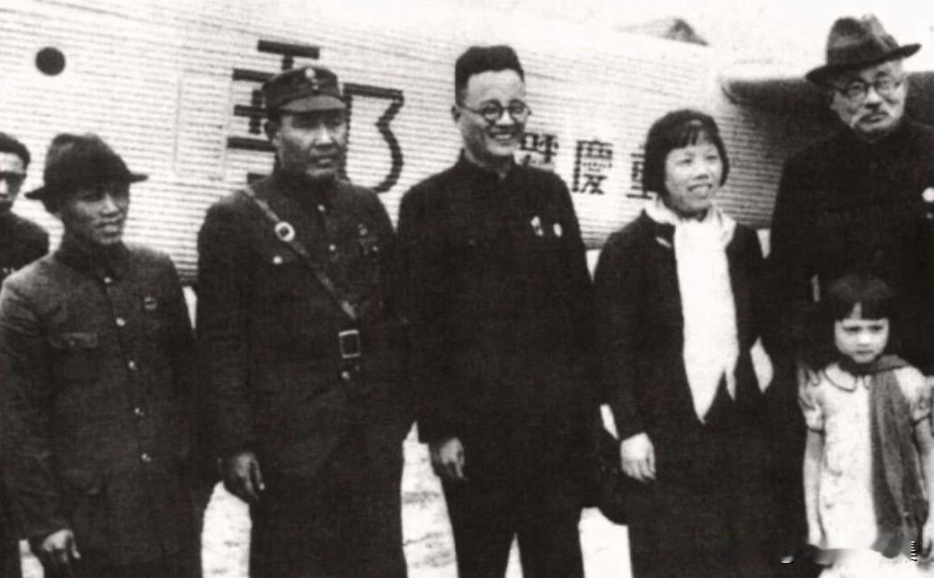 1938年10月下旬，博古（秦邦宪）、林伯渠、邓颖超从武汉前往重庆参加国民参政会