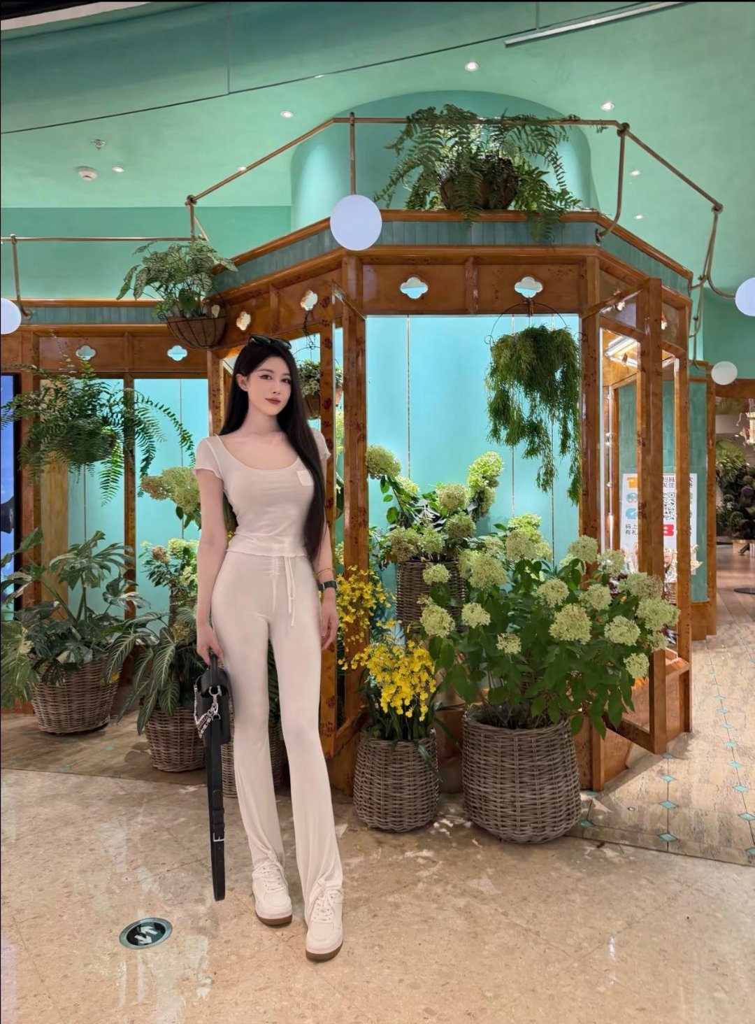 花间美人倚，笑语入画！