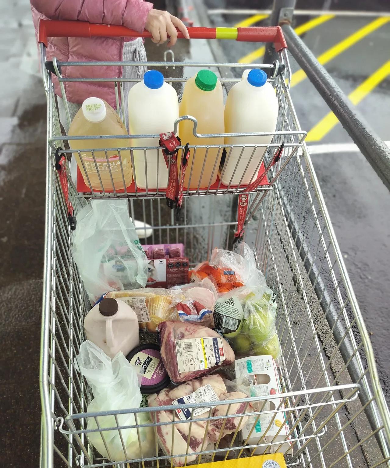 澳洲偏远区买一车食品要131.07刀。包括2桶牛奶2桶生榨饮料1桶牛奶咖啡，1公