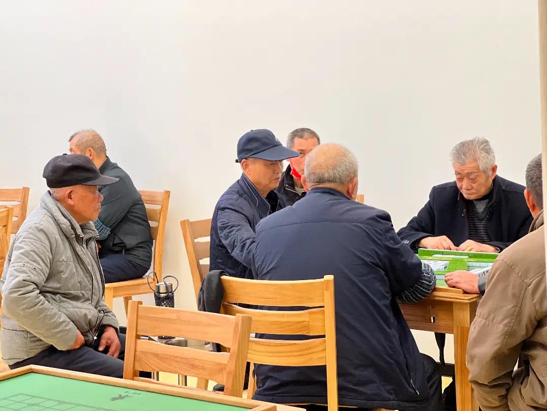 宁夏灵武，七旬老人和牌友打牌，二人因悔牌的事吵了起来，老人气不打一处来，抄起玻璃