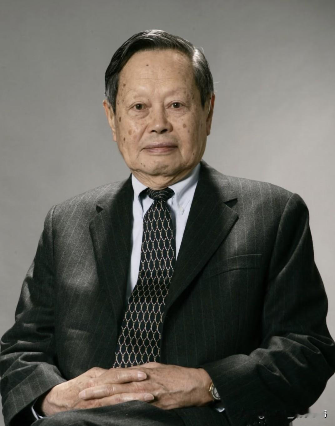 今天终于知道了,杨振宁先生是不和别人合葬的!因为人家早就用一辈子给出了答案—