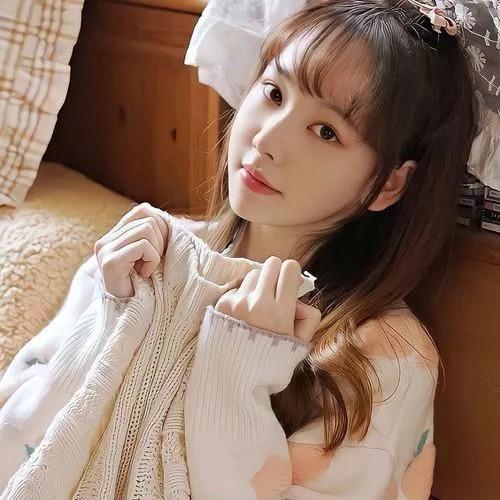 慵懒的午后，暖阳洒满房间，温柔的毛衣和温柔的笑容，美好如画。秋日午后的温柔秋日