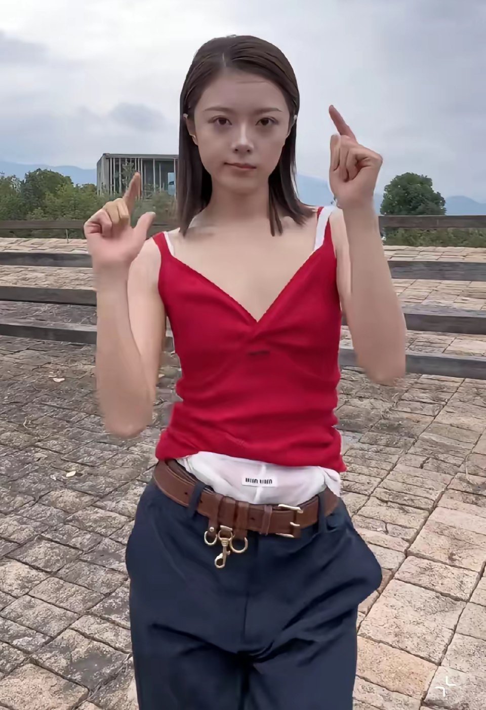 赵今麦的时尚表现力太绝了，谁能看到这件衣服外翻的多奇怪