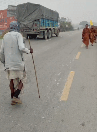 国外一队正在徒步修行的苦行僧人在路边偶遇一位流浪的老人。怀有一颗慈悲心的僧人将