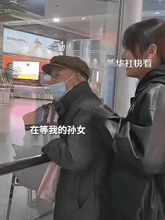 破防了！陕西，88岁的爷爷听说孙女要从外地回来，主动提出去机场接机，不料，因为太
