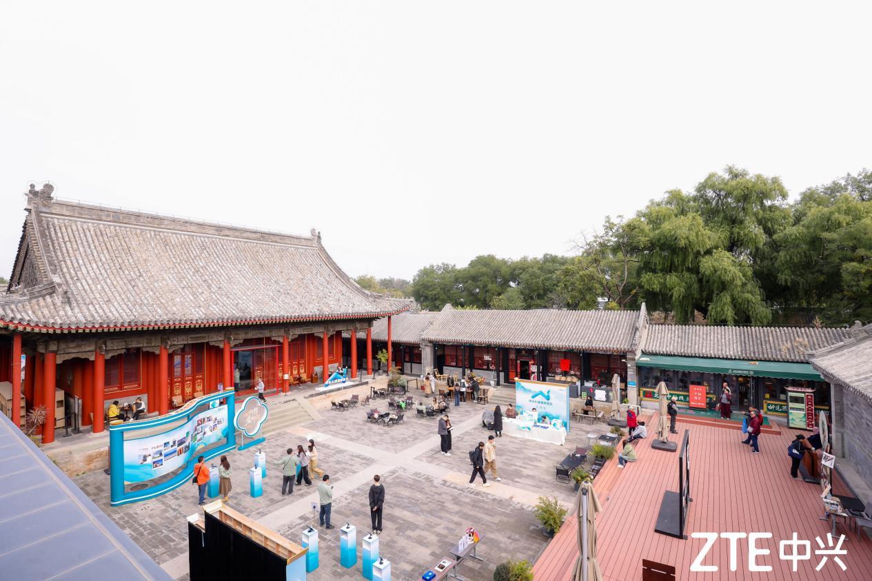 古院暖阳里,AI正悄然编织家的温度。在北京中轴线的宏恩观,中兴用一场“AI家庭体