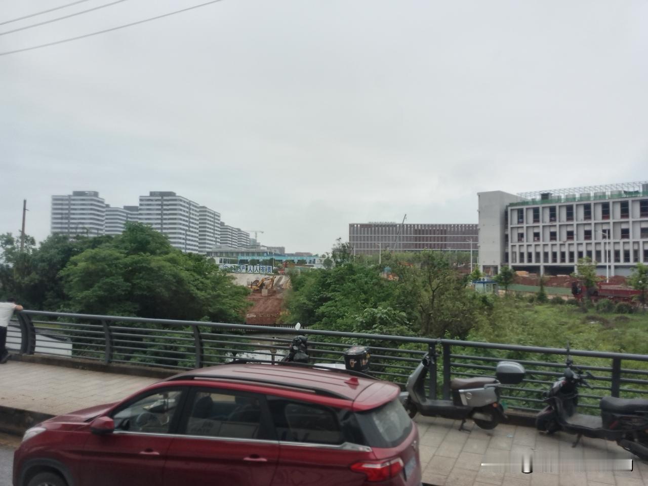 壮观的湖南大学科创港校区，请允许我叫它大学城。一座大学的新校区，一座座教学楼、