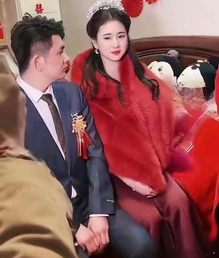 我看了这新郎新娘一眼，突然明白了为什么新郎一脸不开心了，换作是我，我也一样不开心