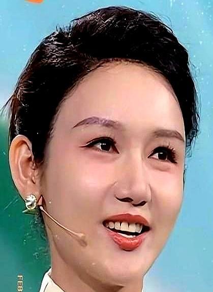 你敢信？龙洋刚说完春晚那句“再见”，转身就埋进尼格买提肩膀抖着哭！她扛了全