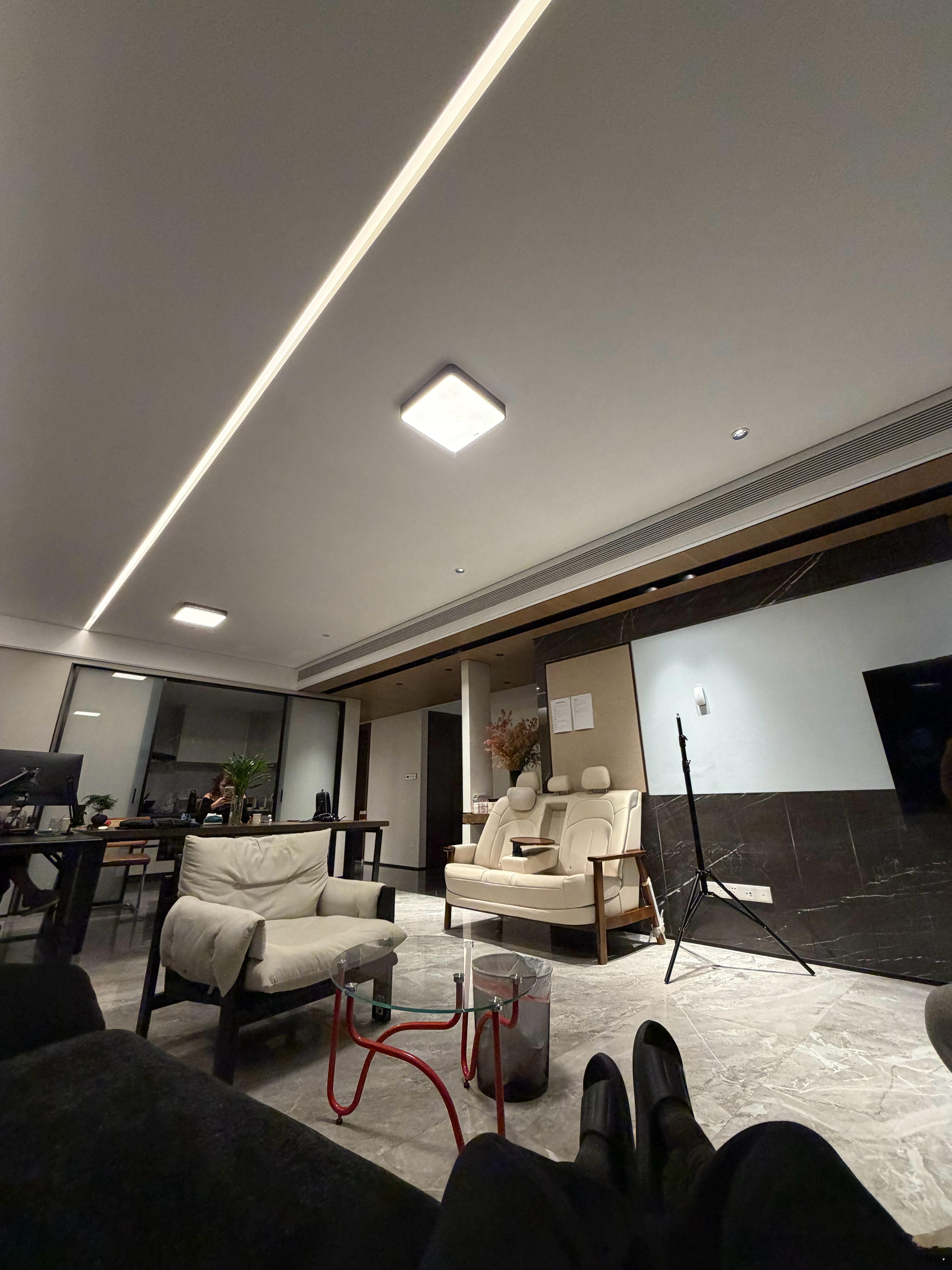 早起到现在拍了3条片子忙完回到公司感觉身体被掏空跟姚老板混一天吃9顿杭