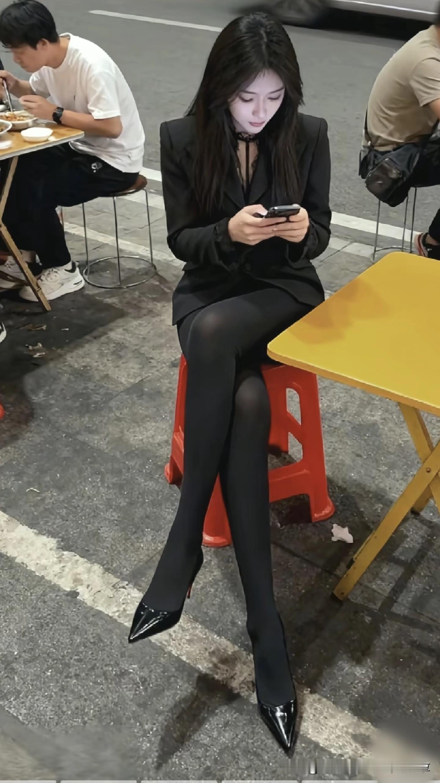 这样的美女身材那个男人看了不心动呢？黑色丝袜，大长腿，高跟鞋这样的身...