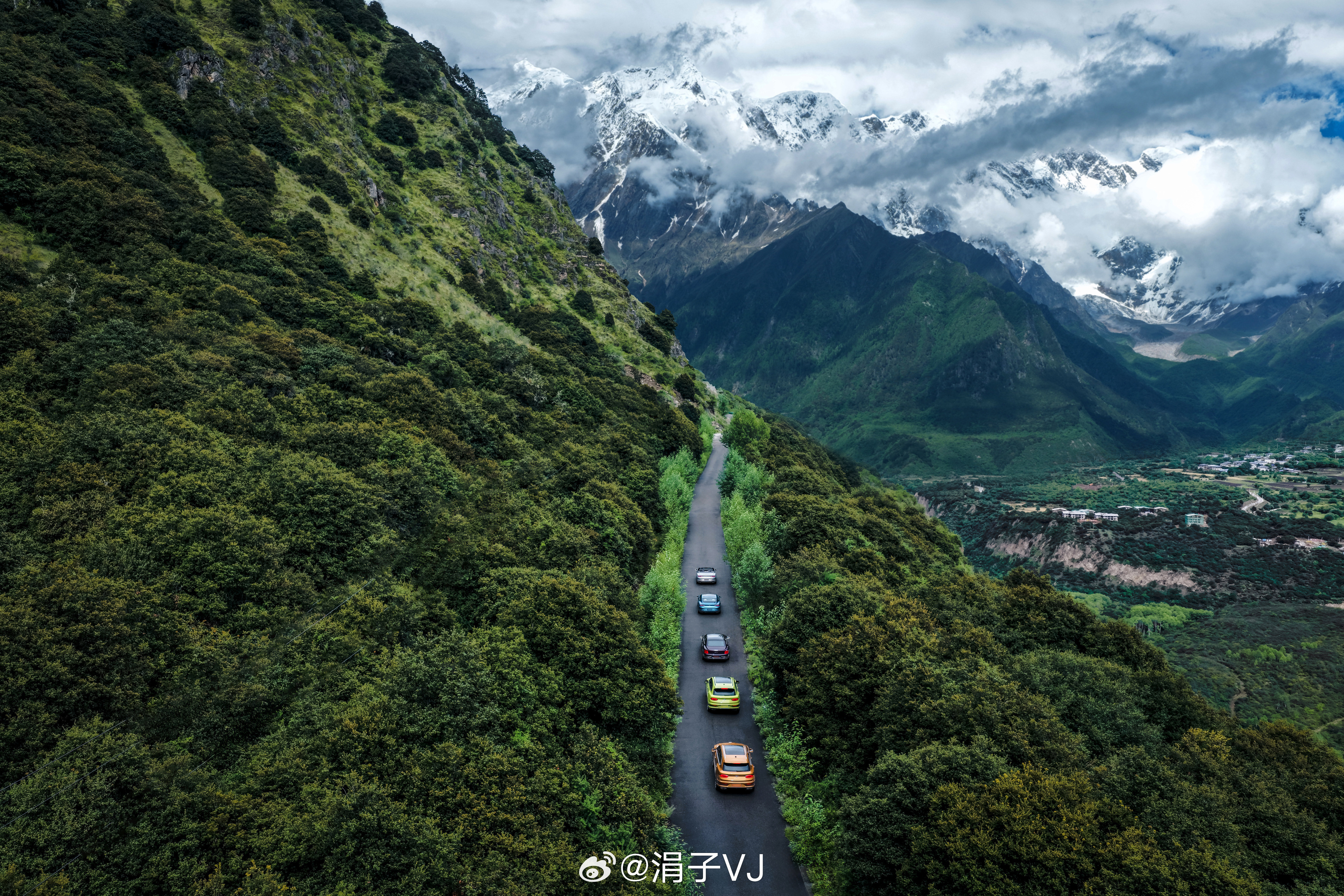 早晨开第四代宾利欧陆GTC极致版跑山，全车队唯一一部敞篷～丝滑、敏捷、灵动，开运
