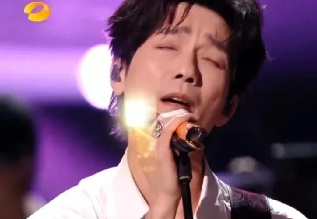 陈楚生今晚《歌手》第三名的水分实在是太大了，大到他已经被网友们给骂上热搜了，因为