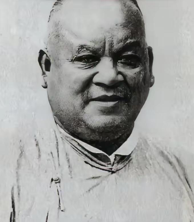 1952年，大白兔奶糖创始人冼冠生，跳楼身亡时，口袋里藏着一张纸，记录着抗战时，