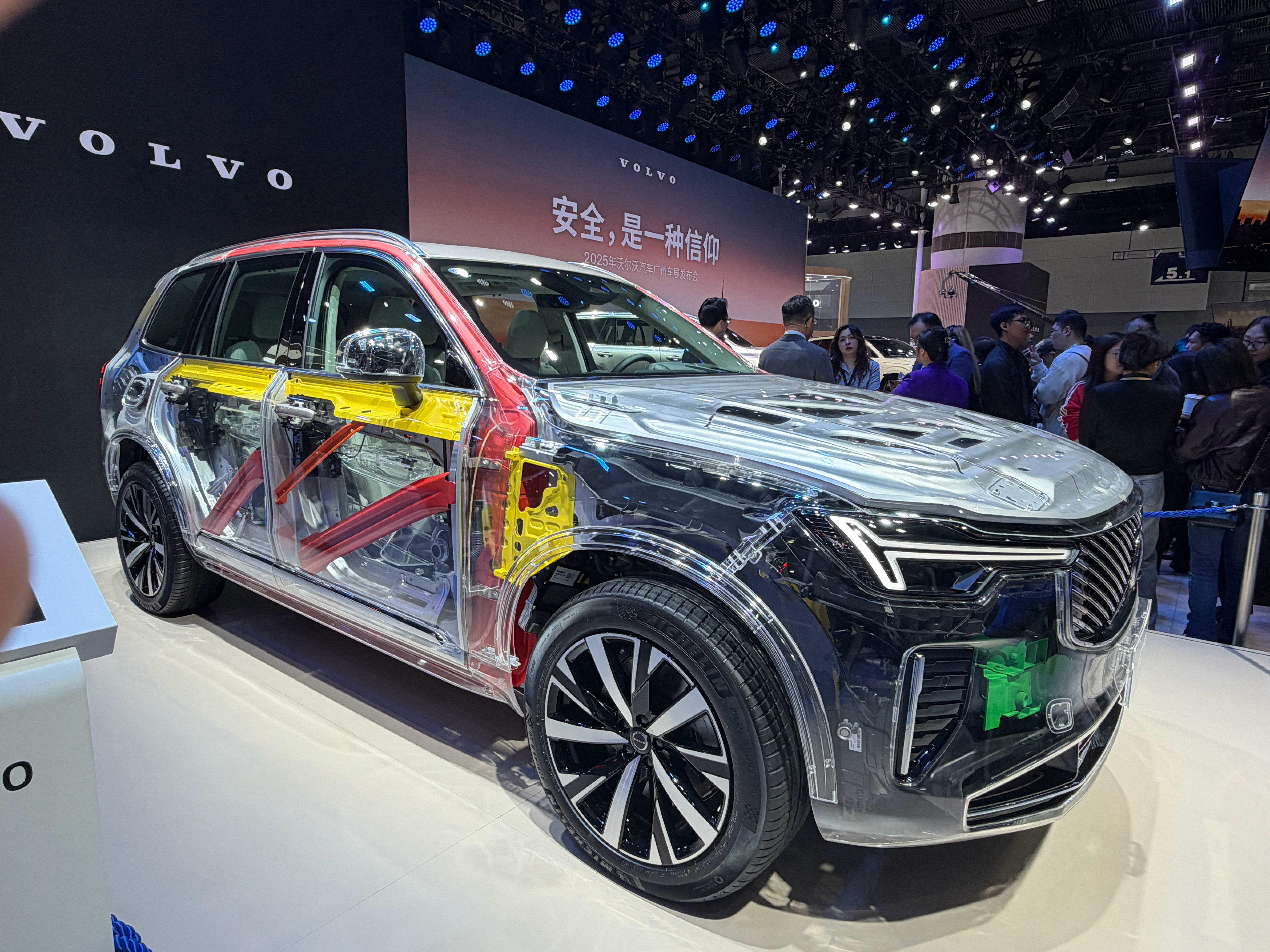 兄弟们！广州车展看完沃尔沃展台，先撂句实话——“安全旗舰”的名声，不是靠营销吹的