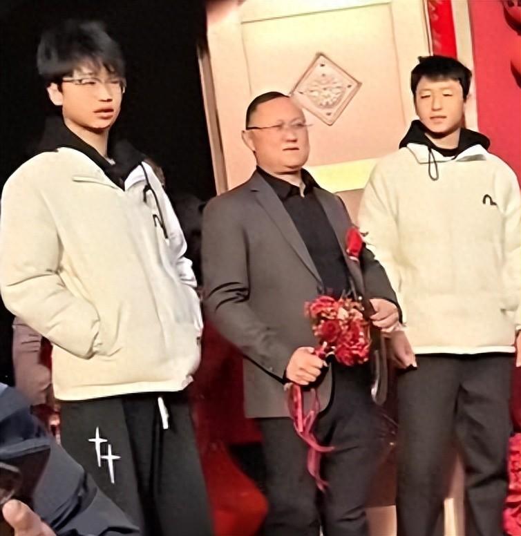 太感动了！安徽蚌埠，男子照顾患癌的妻子11年，没留住，走了。没想到，他再婚时，被