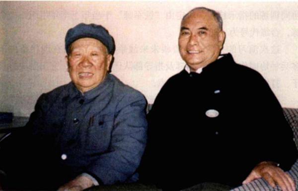 1991年，济南军区司令员张万年看望老首长开国中将曾思玉。张万年担任铁军师师长