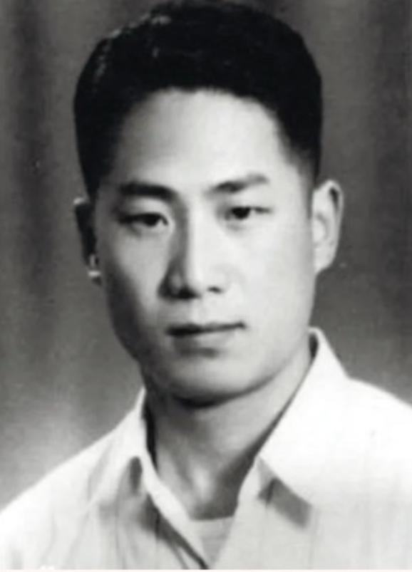 1948年，陈然正在处理文件，突然发现住所被特务包围，他立即警惕起来，赶紧跑去烧