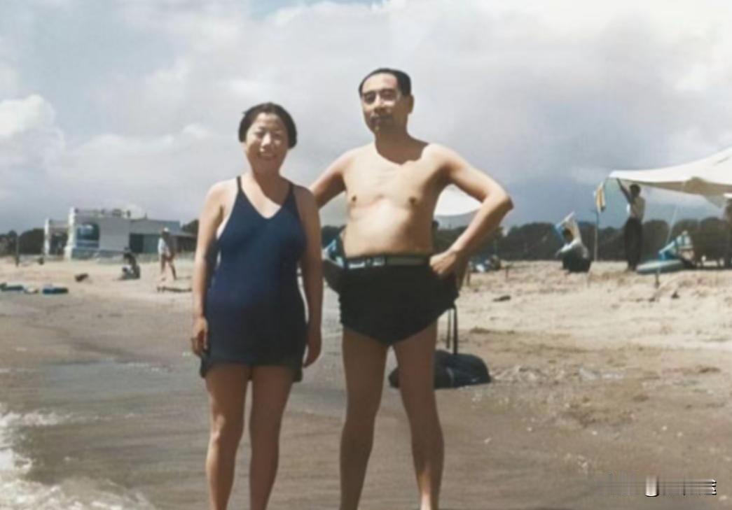 1958年，周总理和夫人邓颖超在北戴河海滩拍摄了一张珍贵的合影。两人能走到