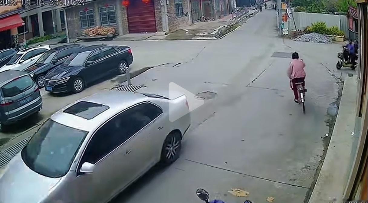 看了两初中生扶起摔倒老人的视频，我感觉老人摔倒的地方离初中生还有一段距离啊？不过