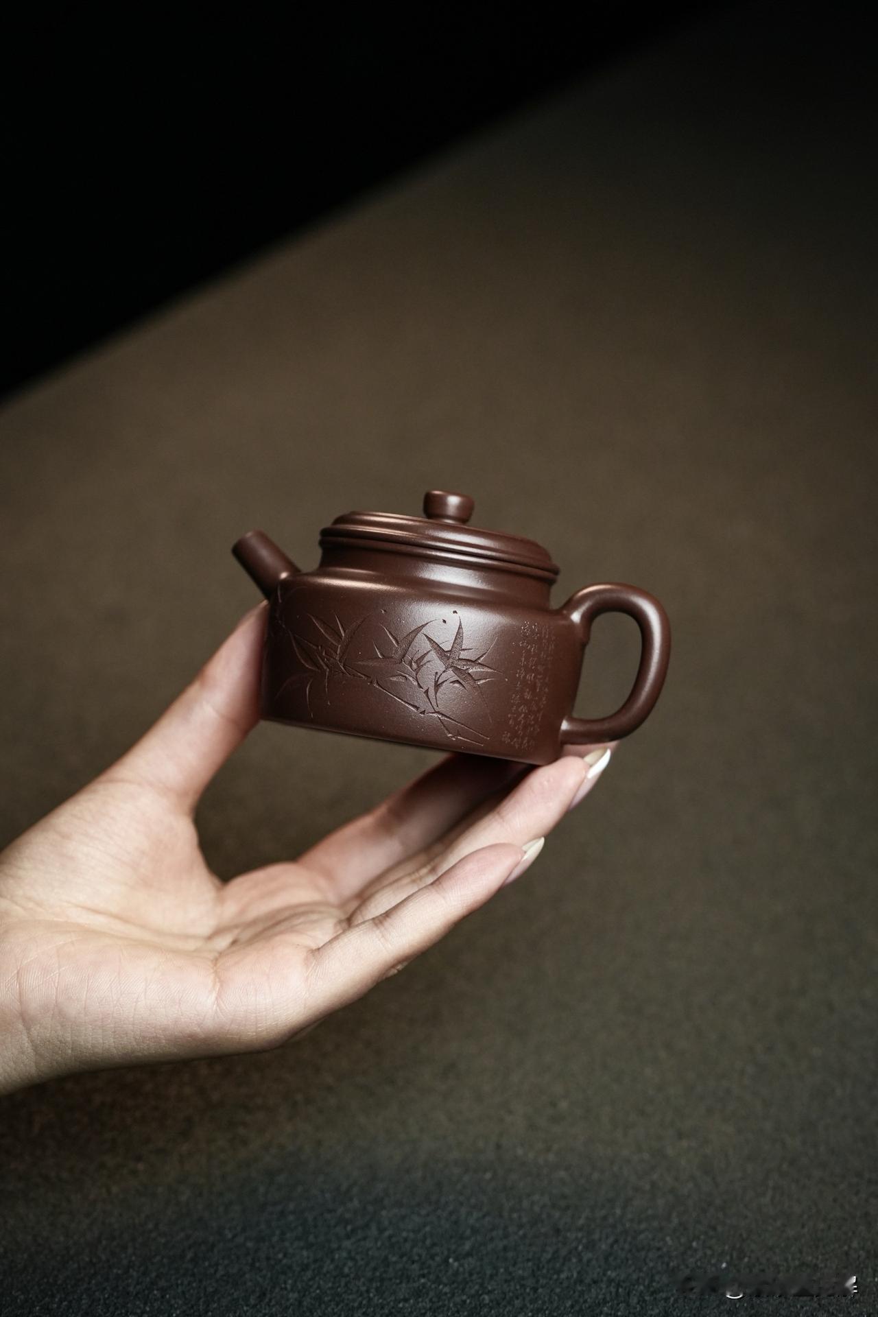 养壶养的是茶垢吗?首先关于这个问题出现了很多误区，虽然紫砂壶有极强的透气性有隔夜
