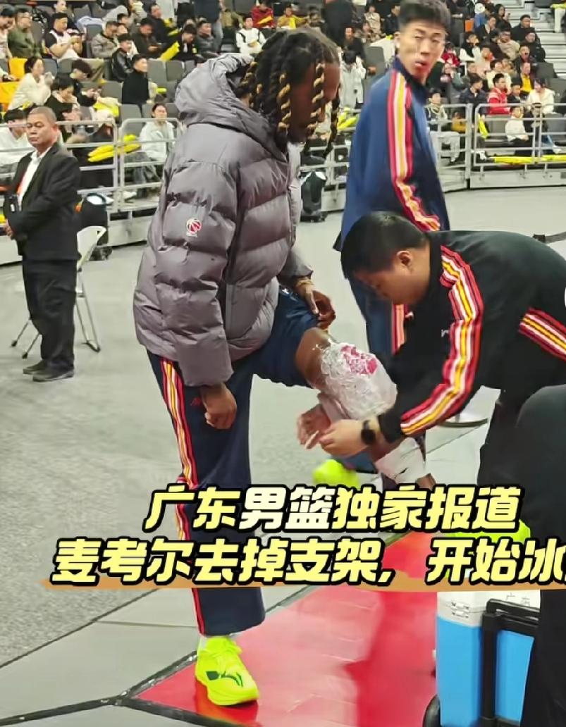 麦考尔受伤的是膝盖，现在还需要冰敷，距离复出还早跟史密斯吵架，让麦考尔彻底