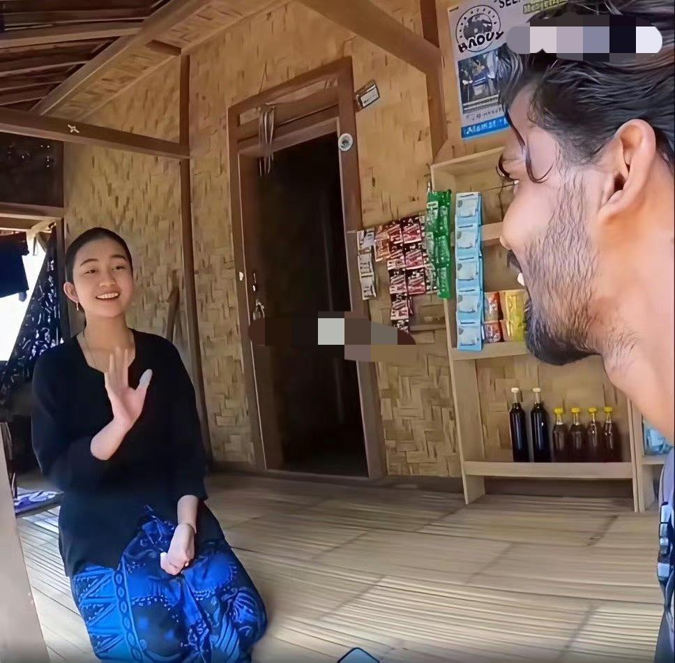 印度网红到印度尼西亚旅游，看到一个好看的印尼女子，上去就要跟她结婚，女子连忙拒绝